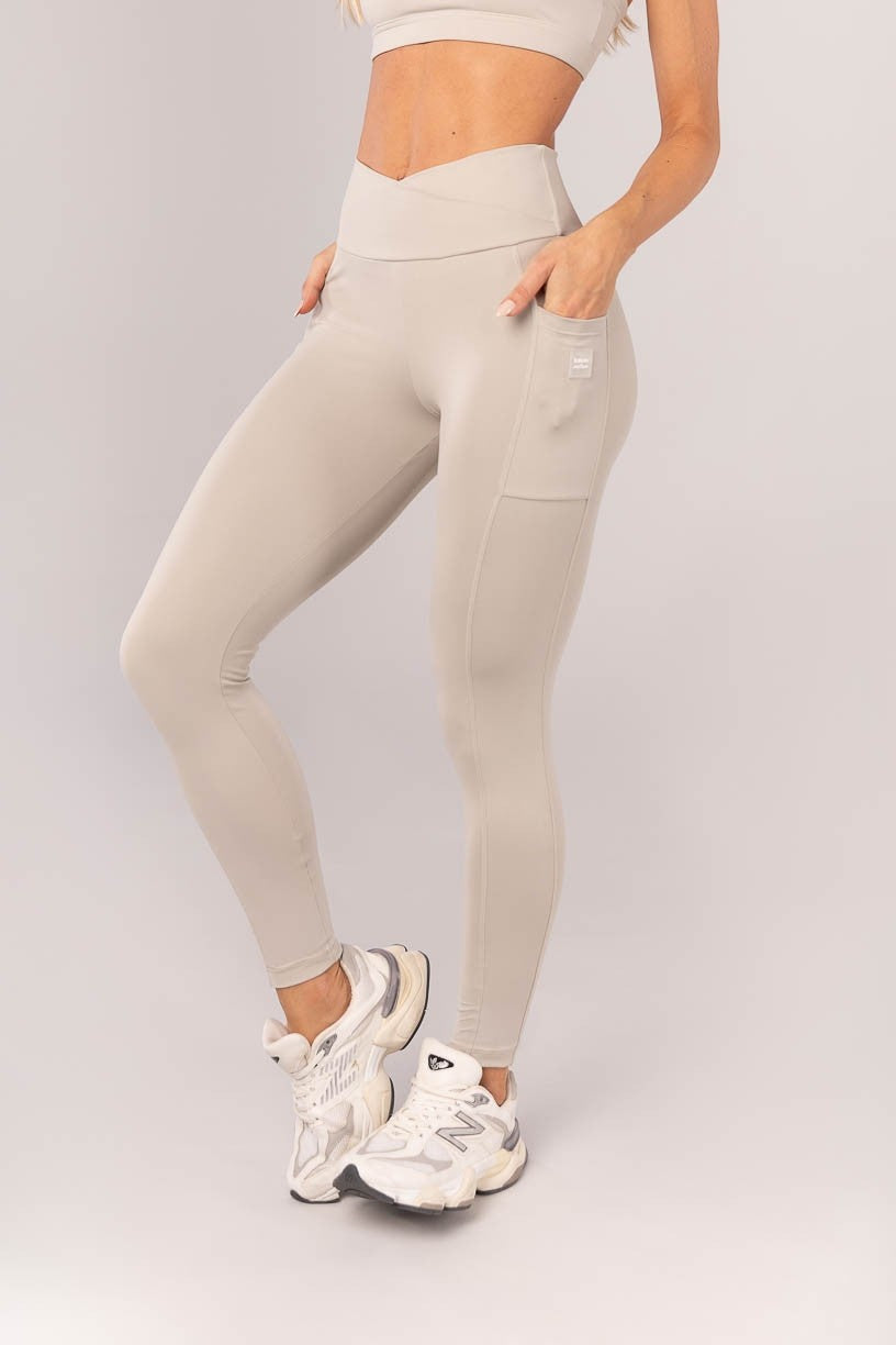 Calça Legging com Cós Transpassado e Bolsos (Bege Acinzentado) | Ref: K4360-B