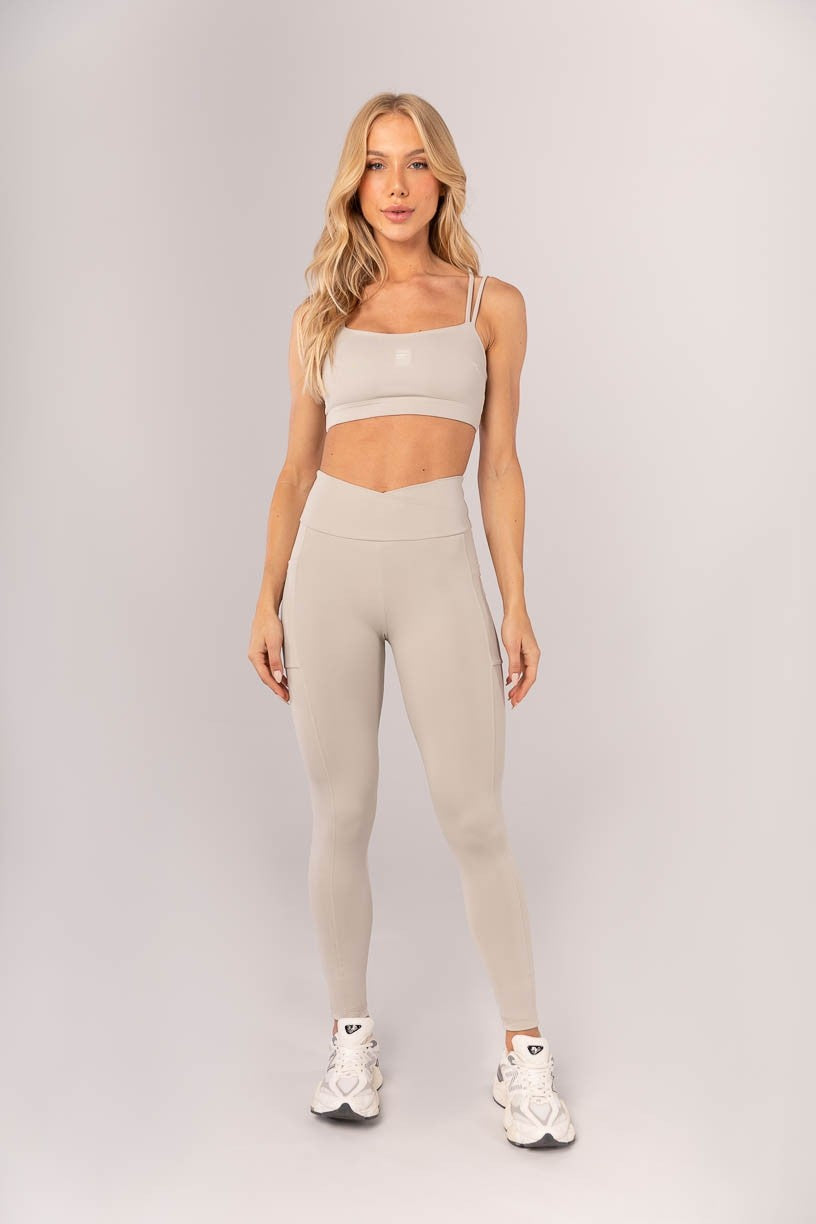 Calça Legging com Cós Transpassado e Bolsos (Bege Acinzentado) | Ref: K4360-B