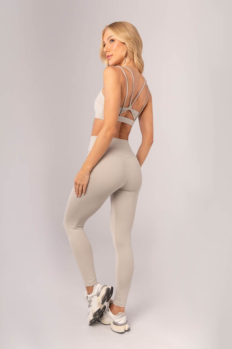 Calça Legging com Cós Transpassado e Bolsos (Bege Acinzentado) | Ref: K4360-B