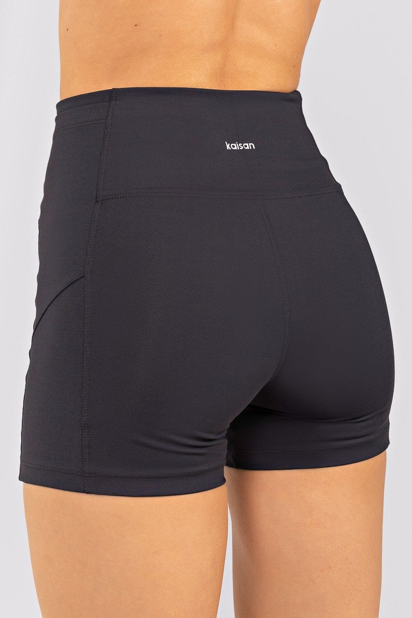 Short com Bolsos e Recortes (Preto) | Ref: K4752-A