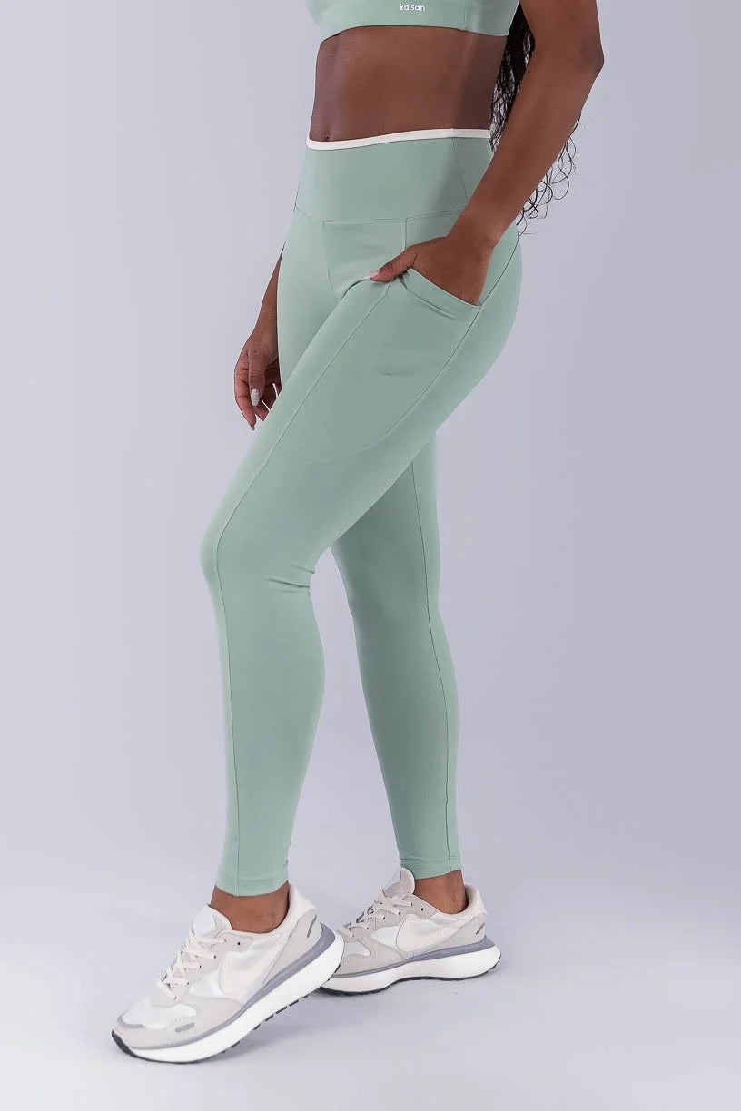 Calça Legging com Bolsos e Vira Contrastante (Verde Claro / Off-White) | Ref: K4499-A