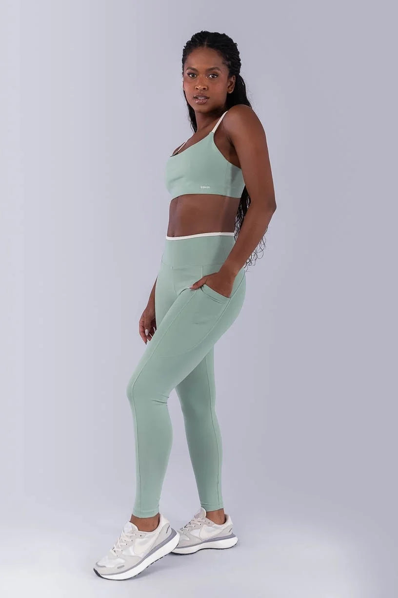 Calça Legging com Bolsos e Vira Contrastante (Verde Claro / Off-White) | Ref: K4499-A
