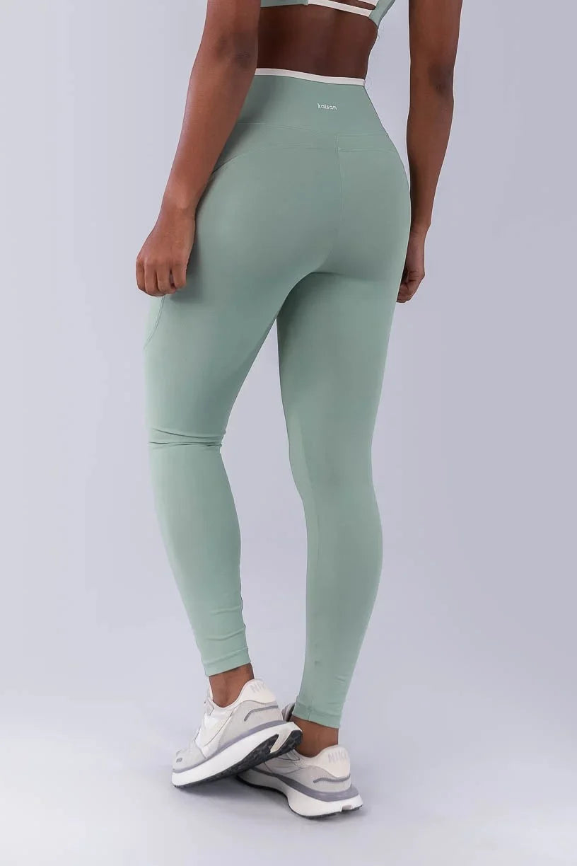 Calça Legging com Bolsos e Vira Contrastante (Verde Claro / Off-White) | Ref: K4499-A