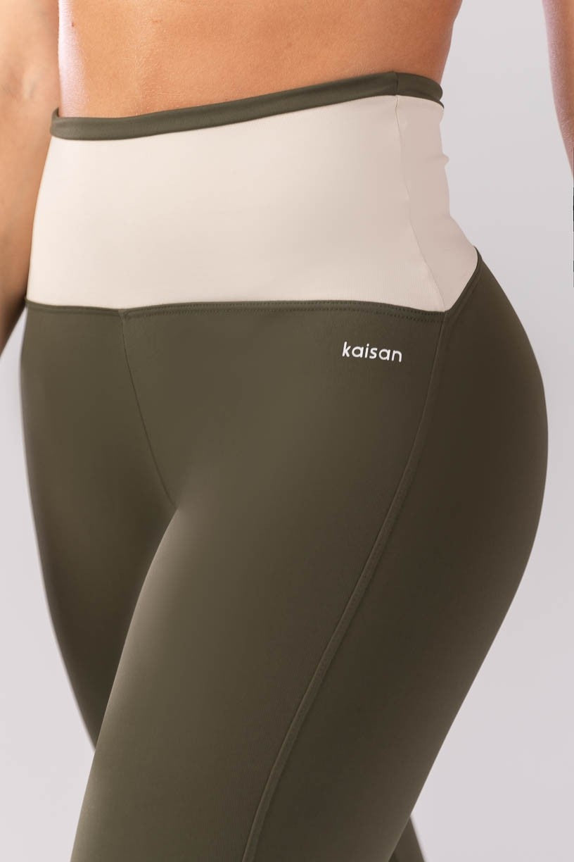 Calça Legging com Vira e Cós em V (Verde Militar / Bege) | Ref: K4124-A