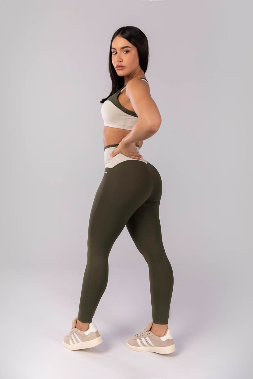 Calça Legging com Vira e Cós em V (Verde Militar / Bege) | Ref: K4124-A