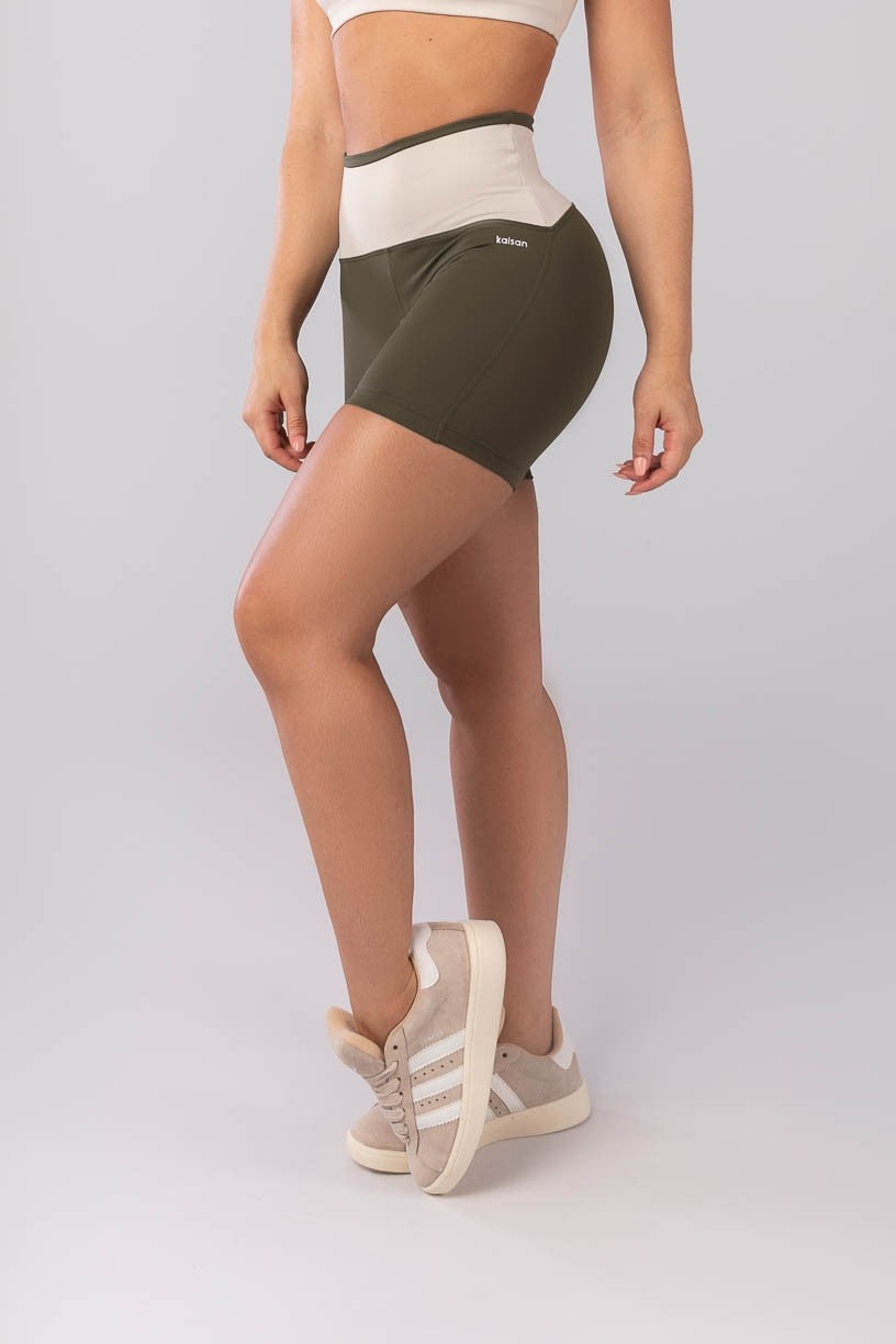 Short com Vira e Cós em V (Verde Militar / Bege) | Ref: K4125-A
