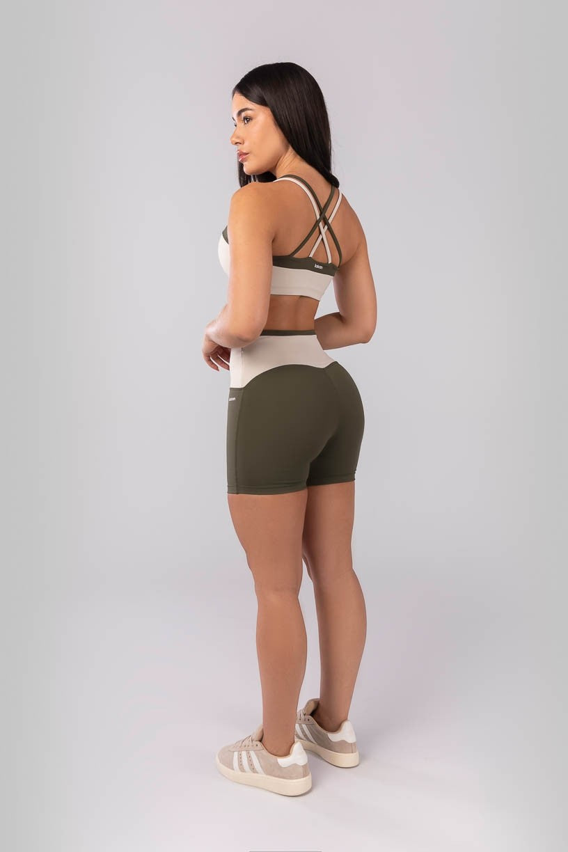 Short com Vira e Cós em V (Verde Militar / Bege) | Ref: K4125-A