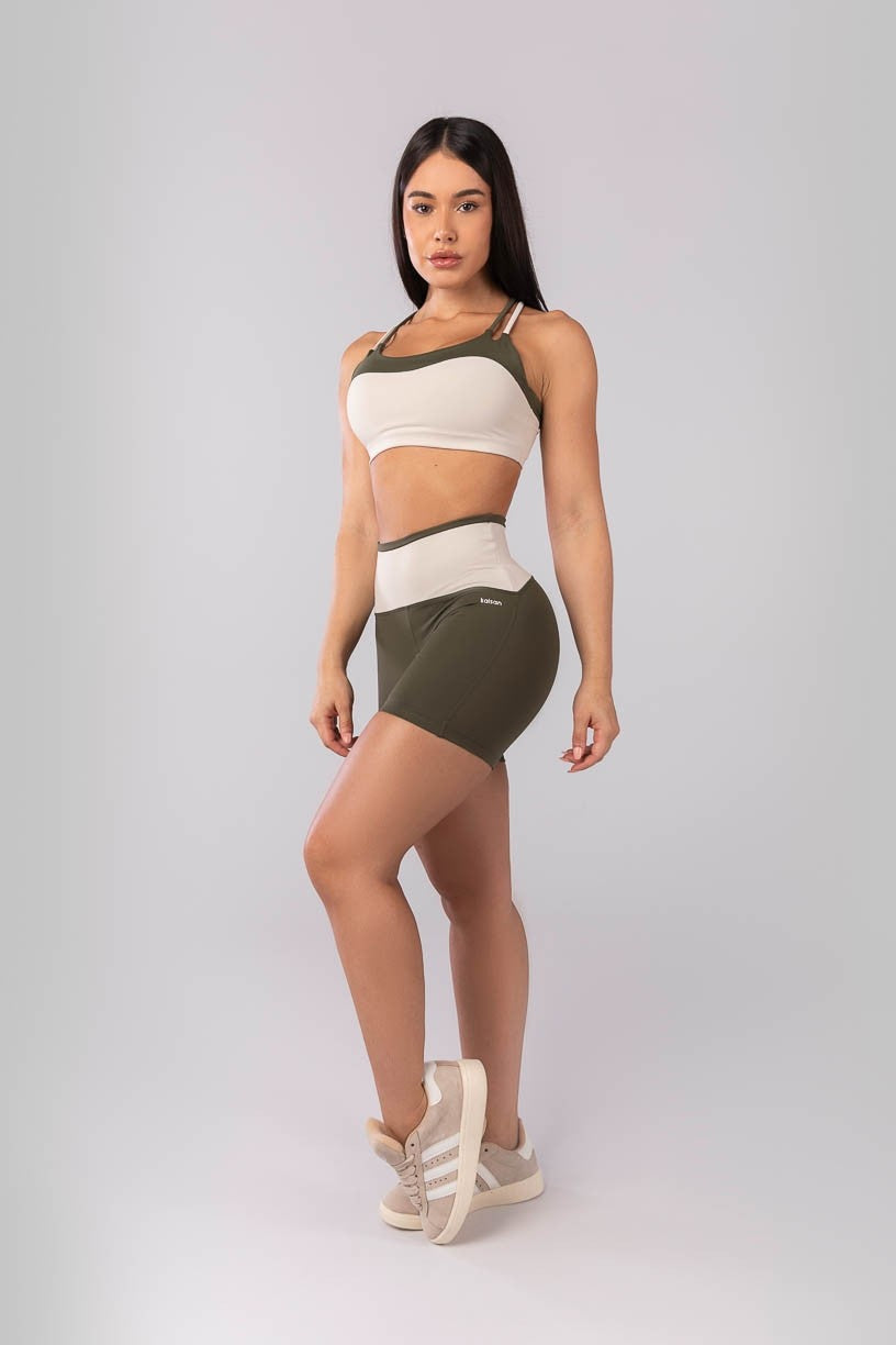 Short com Vira e Cós em V (Verde Militar / Bege) | Ref: K4125-A