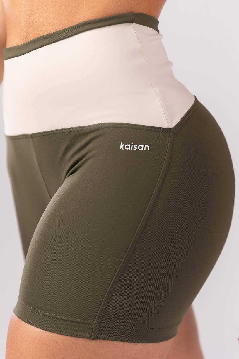 Short com Vira e Cós em V (Verde Militar / Bege) | Ref: K4125-A